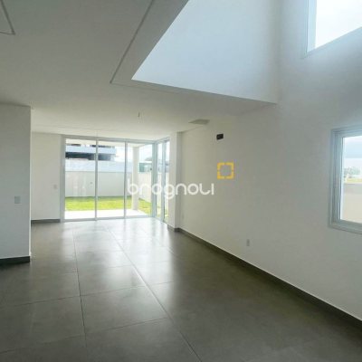 Casa com 150m², 3 quartos (sendo 1 suíte), 2 garagens, no bairro Campeche em Florianópolis