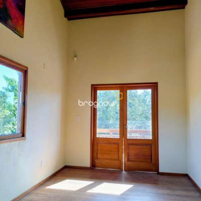 Casa com 208m², 4 quartos, 1 garagem, no bairro São João do Rio Vermelho em Florianópolis