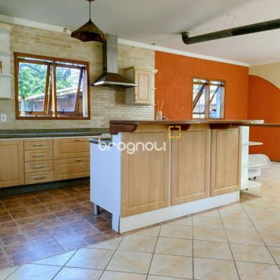 Casa com 208m², 4 quartos, 1 garagem, no bairro São João do Rio Vermelho em Florianópolis
