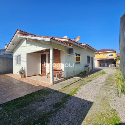 Casa com 100m², 3 quartos (sendo 1 suíte), 2 garagens, no bairro Areias em São José
