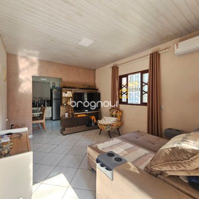 Casa com 100m², 3 quartos (sendo 1 suíte), 2 garagens, no bairro Areias em São José