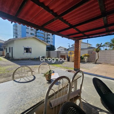Casa com 100m², 3 quartos (sendo 1 suíte), 2 garagens, no bairro Areias em São José