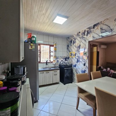 Casa com 100m², 3 quartos (sendo 1 suíte), 2 garagens, no bairro Areias em São José