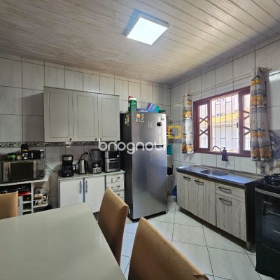 Casa com 100m², 3 quartos (sendo 1 suíte), 2 garagens, no bairro Areias em São José
