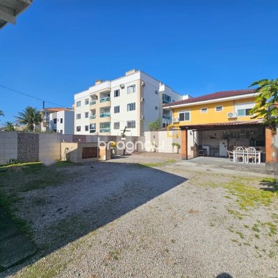 Casa com 100m², 3 quartos (sendo 1 suíte), 2 garagens, no bairro Areias em São José