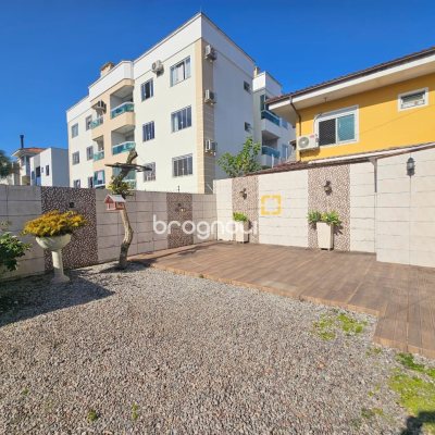 Casa com 100m², 3 quartos (sendo 1 suíte), 2 garagens, no bairro Areias em São José