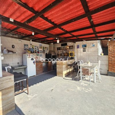 Casa com 100m², 3 quartos (sendo 1 suíte), 2 garagens, no bairro Areias em São José