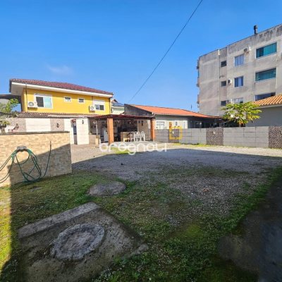 Casa com 100m², 3 quartos (sendo 1 suíte), 2 garagens, no bairro Areias em São José
