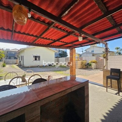 Casa com 100m², 3 quartos (sendo 1 suíte), 2 garagens, no bairro Areias em São José