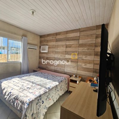 Casa com 100m², 3 quartos (sendo 1 suíte), 2 garagens, no bairro Areias em São José