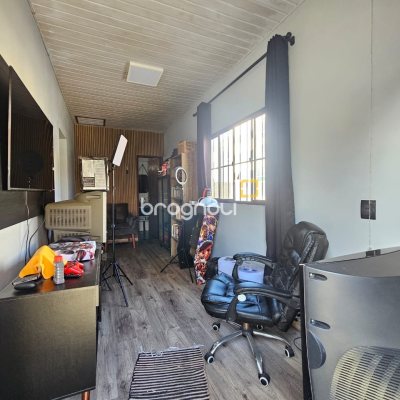 Casa com 100m², 3 quartos (sendo 1 suíte), 2 garagens, no bairro Areias em São José