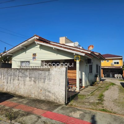 Casa com 100m², 3 quartos (sendo 1 suíte), 2 garagens, no bairro Areias em São José