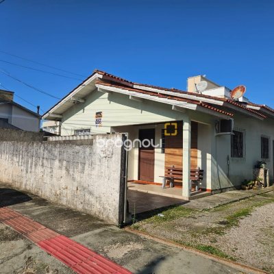 Casa com 100m², 3 quartos (sendo 1 suíte), 2 garagens, no bairro Areias em São José