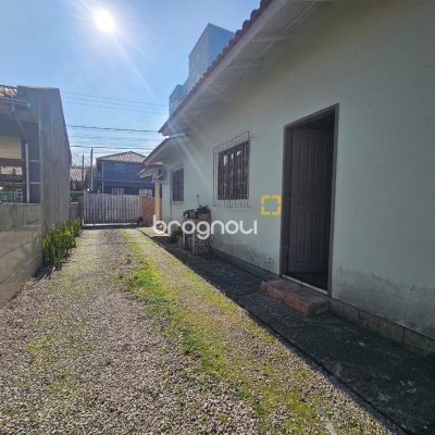 Casa com 100m², 3 quartos (sendo 1 suíte), 2 garagens, no bairro Areias em São José