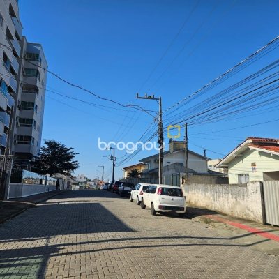 Casa com 100m², 3 quartos (sendo 1 suíte), 2 garagens, no bairro Areias em São José