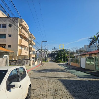 Casa com 100m², 3 quartos (sendo 1 suíte), 2 garagens, no bairro Areias em São José