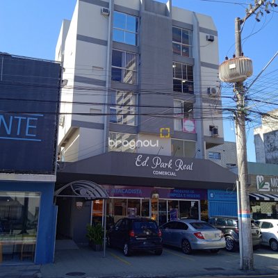 Loja com 649m², 12 garagens, no bairro Estreito em Florianópolis