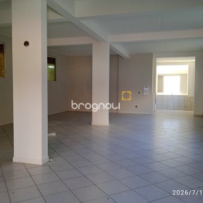 Loja com 649m², 12 garagens, no bairro Estreito em Florianópolis