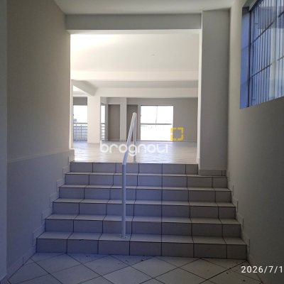 Loja com 649m², 12 garagens, no bairro Estreito em Florianópolis