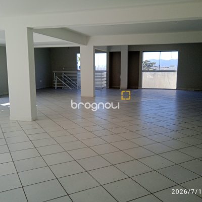 Loja com 649m², 12 garagens, no bairro Estreito em Florianópolis