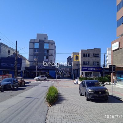 Loja com 649m², 12 garagens, no bairro Estreito em Florianópolis