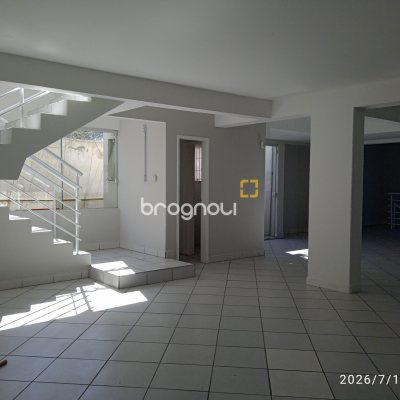 Loja com 649m², 12 garagens, no bairro Estreito em Florianópolis