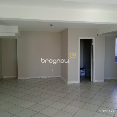 Loja com 649m², 12 garagens, no bairro Estreito em Florianópolis