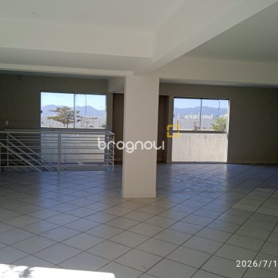 Loja com 649m², 12 garagens, no bairro Estreito em Florianópolis