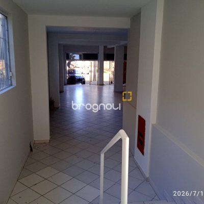 Loja com 649m², 12 garagens, no bairro Estreito em Florianópolis