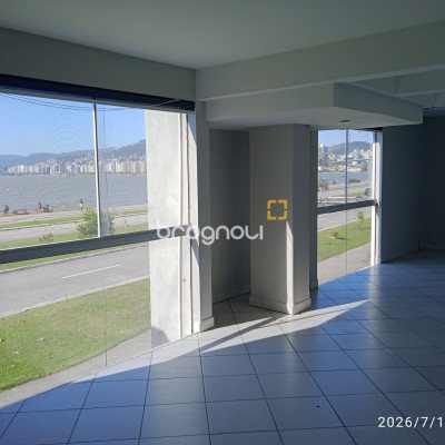 Loja com 649m², 12 garagens, no bairro Estreito em Florianópolis