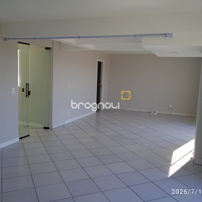 Loja com 649m², 12 garagens, no bairro Estreito em Florianópolis