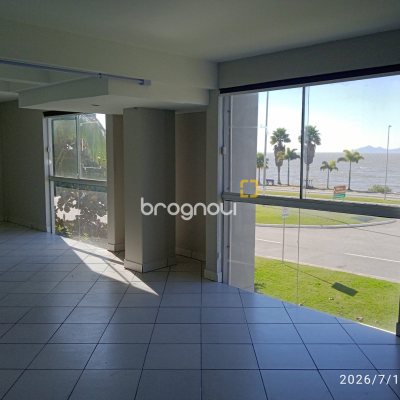 Loja com 649m², 12 garagens, no bairro Estreito em Florianópolis