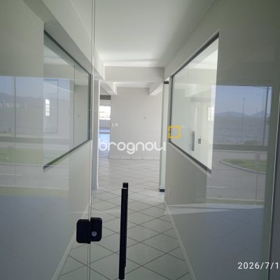 Loja com 649m², 12 garagens, no bairro Estreito em Florianópolis