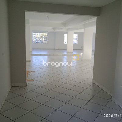 Loja com 649m², 12 garagens, no bairro Estreito em Florianópolis