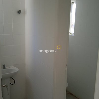 Loja com 649m², 12 garagens, no bairro Estreito em Florianópolis