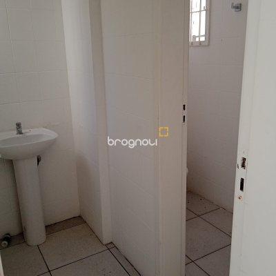 Loja com 649m², 12 garagens, no bairro Estreito em Florianópolis