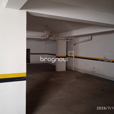 Loja com 649m², 12 garagens, no bairro Estreito em Florianópolis