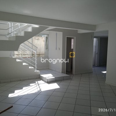 Loja com 649m², 12 garagens, no bairro Estreito em Florianópolis
