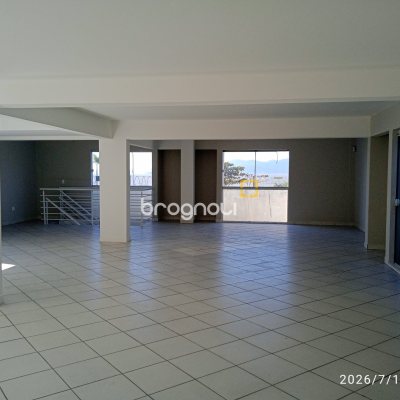 Loja com 649m², 12 garagens, no bairro Estreito em Florianópolis