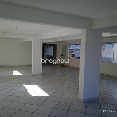 Loja com 649m², 12 garagens, no bairro Estreito em Florianópolis