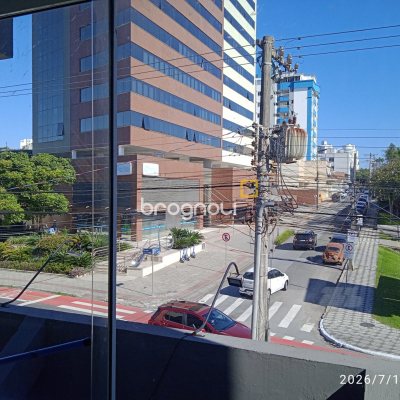 Loja com 649m², 12 garagens, no bairro Estreito em Florianópolis