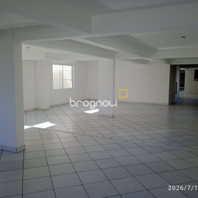 Loja com 649m², 12 garagens, no bairro Estreito em Florianópolis
