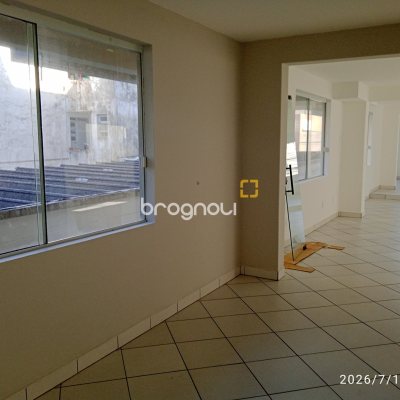 Loja com 649m², 12 garagens, no bairro Estreito em Florianópolis