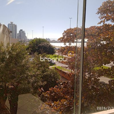 Loja com 649m², 12 garagens, no bairro Estreito em Florianópolis