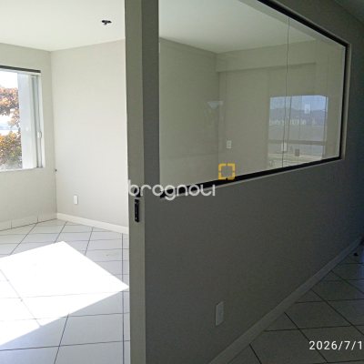 Loja com 649m², 12 garagens, no bairro Estreito em Florianópolis