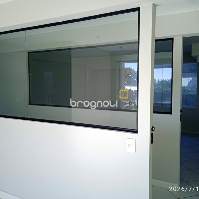 Loja com 649m², 12 garagens, no bairro Estreito em Florianópolis