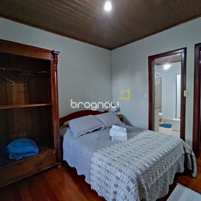 Casa com 298m², 6 quartos (sendo 6 suítes), 1 garagem, no bairro Sambaqui em Florianópolis