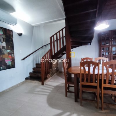 Casa com 298m², 6 quartos (sendo 6 suítes), 1 garagem, no bairro Sambaqui em Florianópolis
