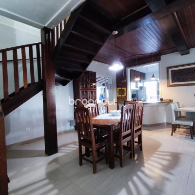 Casa com 298m², 6 quartos (sendo 6 suítes), 1 garagem, no bairro Sambaqui em Florianópolis