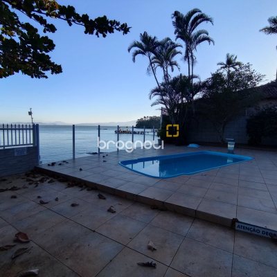 Casa com 298m², 6 quartos (sendo 6 suítes), 1 garagem, no bairro Sambaqui em Florianópolis